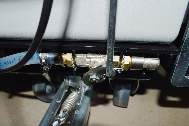 Механический кран подачи моющего раствора.